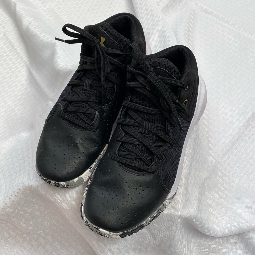Under Armour men’s 7.5, women’s 9, basketball shoe, never worn outdoors.